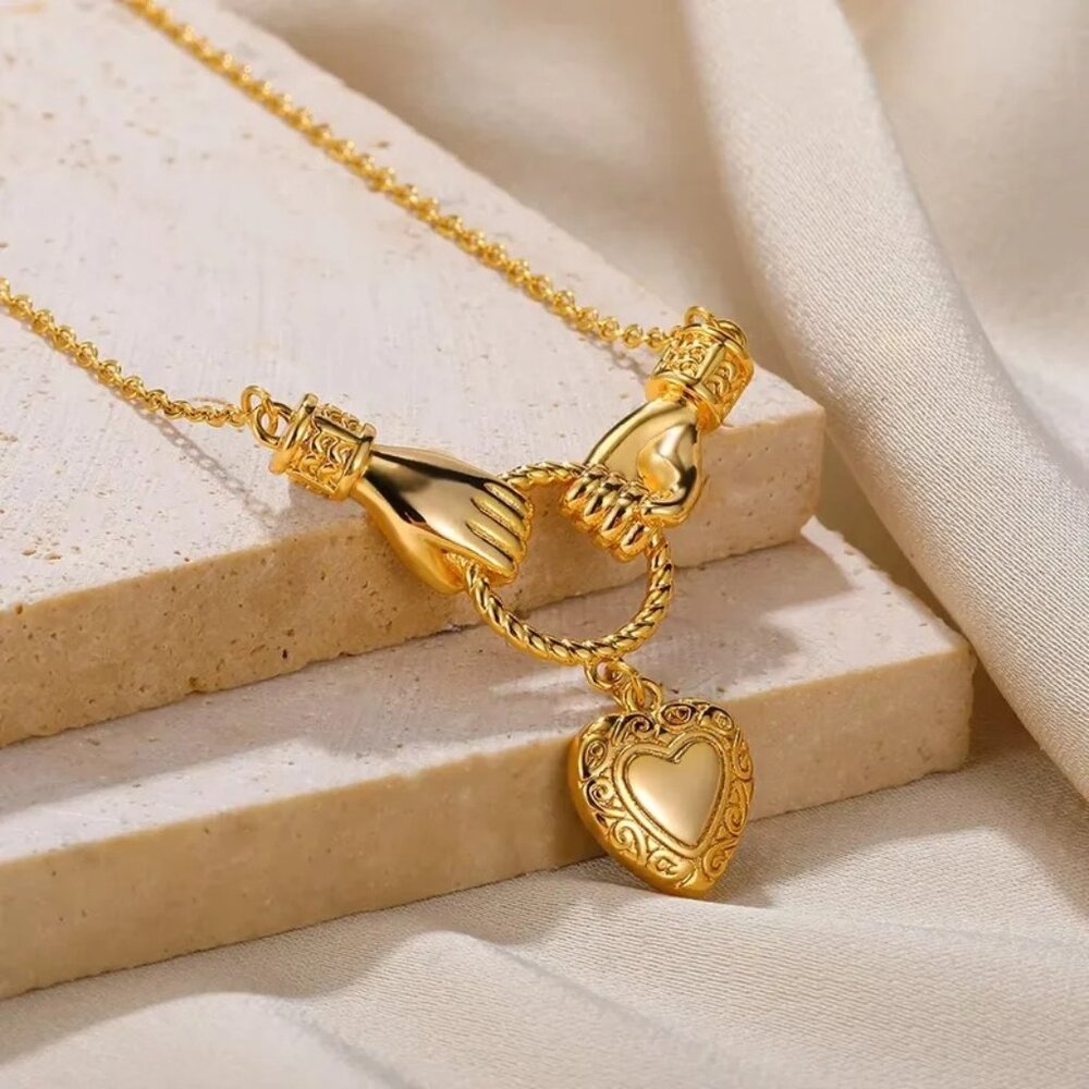 18K Yellow Gold Plated Heart Hands Pendant Necklace Vintage Style - Picture 8 of 8